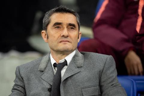 Lyon, Frankreich, 19.02.2019, UEFA Champions League - 2018 19 Season, Viertelfinale, Olympique Lyon - FC Barcelona Barca Trainer Ernesto Valverde (FCB) schaut ( DeFodi053