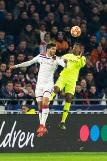 Lyon, Frankreich, 19.02.2019, UEFA Champions League - 2018 19 Season, Viertelfinale, Olympique Lyon - FC Barcelona Barca Martin Terrier (OLY) und Nelson Semedo (FCB) im Zweikampf ( DeFodi053