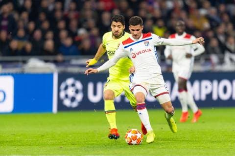 Lyon, Frankreich, 19.02.2019, UEFA Champions League - 2018 19 Season, Viertelfinale, Olympique Lyon - FC Barcelona Barca Luis Suarez (FCB) und Houssem Aouar (OLY) im Zweikampf ( DeFodi053