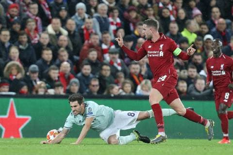 l-r: im Zweikampf, Aktion, mit Javi Martinez 8 (FC Bayern Muenchen) und Jordan Henderson 14 (Liverpool FC), Liverpool FC vs. FC Bayern Muenchen, Fussball, Champions League, Achtelfinale, 19.02.2019 Liverpool Liverpool England