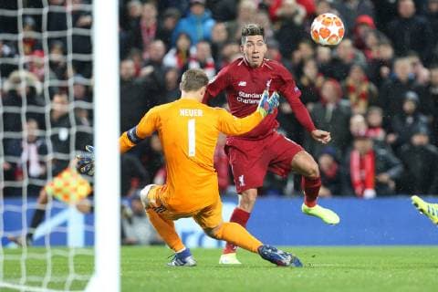 l-r: im Zweikampf, Aktion, mit Manuel Neuer 1 (FC Bayern Muenchen) und Roberto Firmino 9 (Liverpool FC), Liverpool FC vs. FC Bayern Muenchen, Fussball, Champions League, Achtelfinale, 19.02.2019 Liverpool Liverpool England