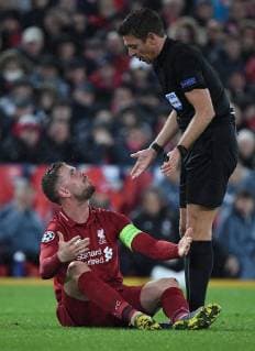 19.02.2019, xkvx, Fussball UEFA Champions League, FC Liverpool - FC Bayern Muenchen emspor, v.l. Jordan Henderson (FC Liverpool) verletzt, Verletzung, (DFL DFB REGULATIONS PROHIBIT ANY USE OF PHOTOGRAPHS as IMAGE SEQUENCES and or QUASI-VIDEO) Liverpool