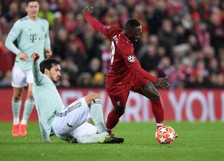 FUSSBALL CHAMPIONS LEAGUE SAISON 2018 2019 ACHTELFINAL HINSPIEL FC Liverpool - FC Bayern Muenchen 19.02.2019 Mats Hummels (li, FC Bayern Muenchen) gegen Baby Keita (re, FC Liverpool)