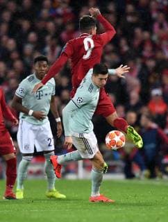 FUSSBALL CHAMPIONS LEAGUE SAISON 2018 2019 ACHTELFINAL HINSPIEL FC Liverpool - FC Bayern Muenchen 19.02.2019 Robert Lewandowski (von, FC Bayern Muenchen) gegen Roberto Firmino (hinten, FC Liverpool)