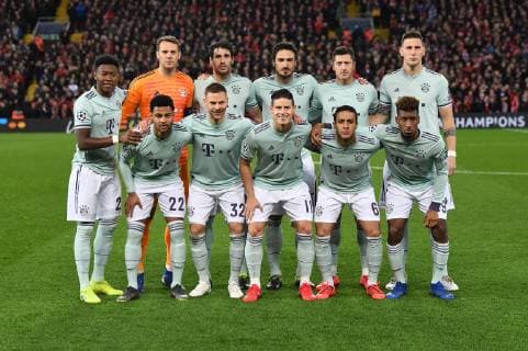 FUSSBALL CHAMPIONS LEAGUE SAISON 2018 2019 ACHTELFINAL HINSPIEL FC Liverpool - FC Bayern Muenchen 19.02.2019 Teamfoto FC Bayern Muenchen, hintere Reihe von links: David Alaba, Torwart Manuel Neuer, Javi Martinez, Mats Hummels, Robert Lewandowski und Niklas Suele. Vordere Reihe von links: Serge Gnabry, Joshua Kimmich, James Rodriguez, Thiago Alcantara und Kingsley Coman.