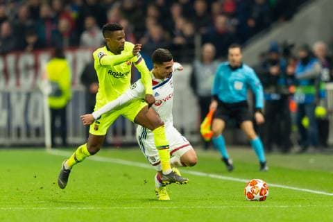 Lyon, Frankreich, 19.02.2019, UEFA Champions League - 2018 19 Season, Viertelfinale, Olympique Lyon - FC Barcelona Barca Nelson Semedo (FCB) und Houssem Aouar (OLY) im Zweikampf ( DeFodi053