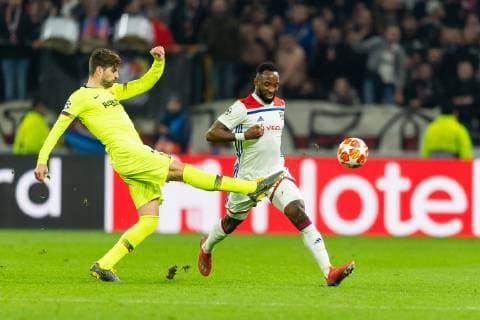 Lyon, Frankreich, 19.02.2019, UEFA Champions League - 2018 19 Season, Viertelfinale, Olympique Lyon - FC Barcelona Barca Nelson Semedo (FCB) und Houssem Aouar (OLY) im Zweikampf ( DeFodi053