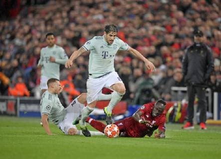 19.02.2019, Fussball UEFA Champions League 2018 2019, Achtelfinale, FC Liverpool - FC Bayern München, Anfield Stadium in Liverpool (England), v.re: Sadio Mane (FC Liverpool) gegen Joshua Kimmich (FC Bayern München). mitte: Javi Martinez (FC Bayern München).