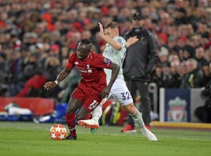 19.02.2019, Fussball UEFA Champions League 2018 2019, Achtelfinale, FC Liverpool - FC Bayern München, Anfield Stadium in Liverpool (England), v.li: Sadio Mane (FC Liverpool) gegen Joshua Kimmich (FC Bayern München).