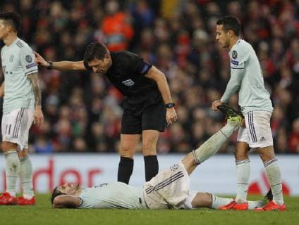 Sport Bilder des Tages Javi Martinez of Bayern Munich suffers cramp during the UEFA Champions League Round of 16 First Leg match at Anfield Stadium, Liverpool. Picture date: 19th February 2019. Picture credit should read: Darren Staples Sportimage EDITORIAL USE ONLY. No use with unauthorised audio, video, data, fixture lists, club league logos or live services. Online in-match use limited to 120 images, no video emulation. No use in betting, games or single club league player publications. _AZ23855.JPG