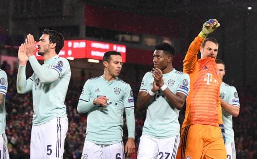 FUSSBALL CHAMPIONS LEAGUE SAISON 2018 2019 ACHTELFINAL HINSPIEL FC Liverpool - FC Bayern Muenchen 19.02.2019 Mats Hummels, Thiago Alcantara, David Alaba und Torwart Manuel Neuer (v.l., alle FC Bayern Muenchen) bedanken sich nach dem Abpfiff bei den Fans