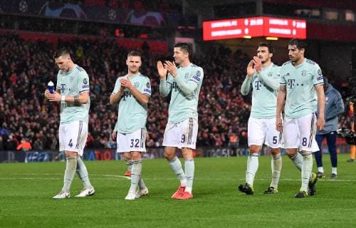 FUSSBALL CHAMPIONS LEAGUE SAISON 2018 2019 ACHTELFINAL HINSPIEL FC Liverpool - FC Bayern Muenchen 19.02.2019 Niklas Suele, Joshua Kimmich, Robert Lewandowski, Mats Hummels und Javi Martinez Javier (v.l., alle FC Bayern Muenchen) bedanken sich nach dem Abpfiff bei den Fans