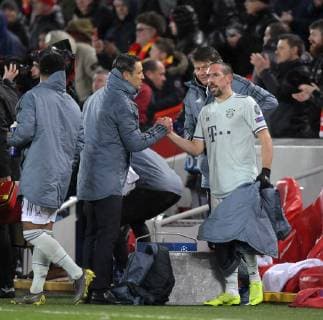 19.02.2019, Fussball UEFA Champions League 2018 2019, Achtelfinale, FC Liverpool - FC Bayern München, Anfield Stadium in Liverpool (England), shakehands, Franck Ribery (FC Bayern München) unzufrieden nach dem Spiel, li: Trainer Niko Kovac (FC Bayern München), re: Franck Ribery (FC Bayern München).