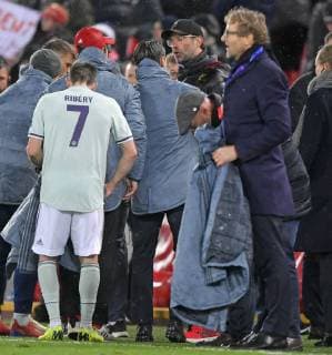 19.02.2019, Fussball UEFA Champions League 2018 2019, Achtelfinale, FC Liverpool - FC Bayern München, Anfield Stadium in Liverpool (England), Nach dem Schlusspfiff diskutieren Trainer Niko Kovac (FC Bayern München) mit Trainer Jürgen Klopp (re, FC Liverpool).