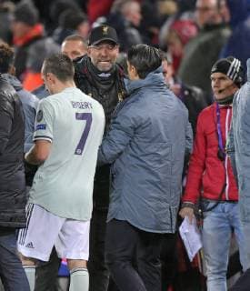 19.02.2019, Fussball UEFA Champions League 2018 2019, Achtelfinale, FC Liverpool - FC Bayern München, Anfield Stadium in Liverpool (England), Nach dem Schlusspfiff diskutieren Trainer Niko Kovac (FC Bayern München) mit Trainer Jürgen Klopp (li, FC Liverpool).