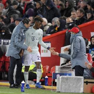19.02.2019, Fussball UEFA Champions League 2018 2019, Achtelfinale, FC Liverpool - FC Bayern München, Anfield Stadium in Liverpool (England), v.li: Trainer Niko Kovac (FC Bayern München) nimmt Kingsley Coman (Bayern München) aus dem Spiel