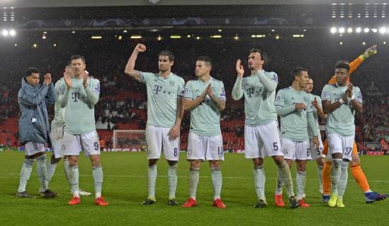 19.02.2019, Fussball UEFA Champions League 2018 2019, Achtelfinale, FC Liverpool - FC Bayern München, Anfield Stadium in Liverpool (England), Nach dem Spiel v.li: Robert Lewandowski (FC Bayern München), Javi Martinez (FC Bayern München), James Rodriguez (FC Bayern München), Mats Hummels (Bayern München), Thiago (FC Bayern München), David Alaba (FC Bayern München).