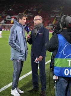 19.02.2019, Fussball UEFA Champions League 2018 2019, Achtelfinale, FC Liverpool - FC Bayern München, Anfield Stadium in Liverpool (England), Thomas Müller (li, FC Bayern München) beim SKY Interview vor dem Spiel.