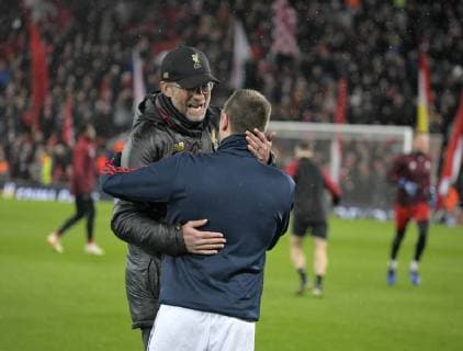 19.02.2019, Fussball UEFA Champions League 2018 2019, Achtelfinale, FC Liverpool - FC Bayern München, Anfield Stadium in Liverpool (England), Vor dem Spiel umarmt Trainer Jürgen Klopp (li, FC Liverpool) noch Franck Ribery (FC Bayern München).