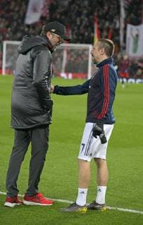 19.02.2019, Fussball UEFA Champions League 2018 2019, Achtelfinale, FC Liverpool - FC Bayern München, Anfield Stadium in Liverpool (England), Vor dem Spiel redet Trainer Jürgen Klopp (li, FC Liverpool) noch mit Franck Ribery (FC Bayern München).
