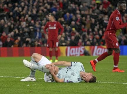 19.02.2019, Fussball UEFA Champions League 2018 2019, Achtelfinale, FC Liverpool - FC Bayern München, Anfield Stadium in Liverpool (England), Joshua Kimmich (FC Bayern München) am Boden.