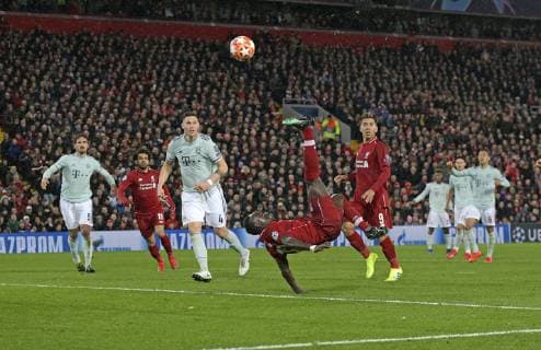19.02.2019, Fussball UEFA Champions League 2018 2019, Achtelfinale, FC Liverpool - FC Bayern München, Anfield Stadium in Liverpool (England), Fallrückzieher von Sadio Mane (FC Liverpool). li: Niklas Süle (FC Bayern München), re: Roberto Firmino (FC Liverpool).