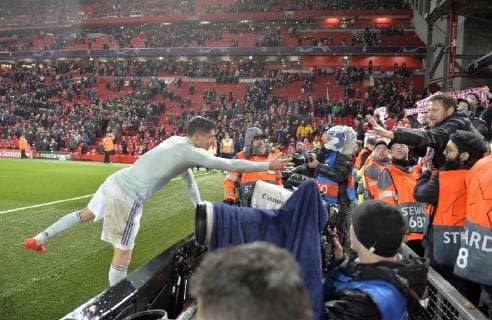 19.02.2019, Fussball UEFA Champions League 2018 2019, Achtelfinale, FC Liverpool - FC Bayern München, Anfield Stadium in Liverpool (England), Nach dem Spiel verschenkt Robert Lewandowski (FC Bayern München) sein Trikot an die Bayernfans.