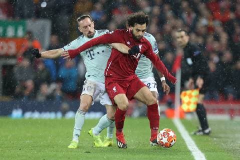 l-r: im Zweikampf, Aktion, mit Franck Ribery 7 (FC Bayern Muenchen) und Mohamed Salah 11 (Liverpool FC), Liverpool FC vs. FC Bayern Muenchen, Fussball, Champions League, Achtelfinale, 19.02.2019 Liverpool Liverpool England