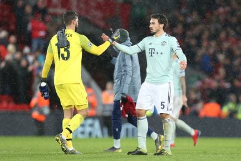 l-r: Spielende, Alisson 13 (Liverpool FC) klatscht Mats Hummels 5 (FC Bayern Muenchen) ab, Liverpool FC vs. FC Bayern Muenchen, Fussball, Champions League, Achtelfinale, 19.02.2019 Liverpool Liverpool England