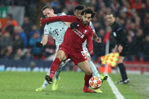 l-r: im Zweikampf, Aktion, mit Franck Ribery 7 (FC Bayern Muenchen) und Mohamed Salah 11 (Liverpool FC), Liverpool FC vs. FC Bayern Muenchen, Fussball, Champions League, Achtelfinale, 19.02.2019 Liverpool Liverpool England
