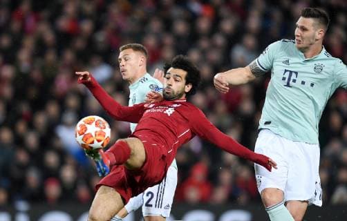 FUSSBALL CHAMPIONS LEAGUE SAISON 2018 2019 ACHTELFINAL HINSPIEL FC Liverpool - FC Bayern Muenchen 19.02.2019 Mohamed Salah (Mitte, FC Liverpool) gegen Joshua Kimmich (li, FC Bayern Muenchen) und Niklas Suele (re, FC Bayern Muenchen)