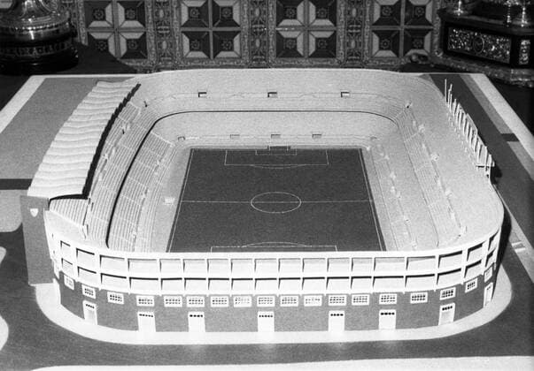ESPAÑA FÚTBOL: SEVILLA, 08 10 1974.- Maqueta del estadio Ramón Sánchez Pizjuán, recinto deportivo del Sevilla FC., inaugurado en 1958 sin haber concluido su contrucción, y cuyas obras se ha reanudado ahora, bajo la presidencia de Eugenio Montes, para que alcance su máxima capacidad y pueda albergar a más de 70.000 espectadores. EFE !ACHTUNG: NUR REDAKTIONELLE NUTZUNG!