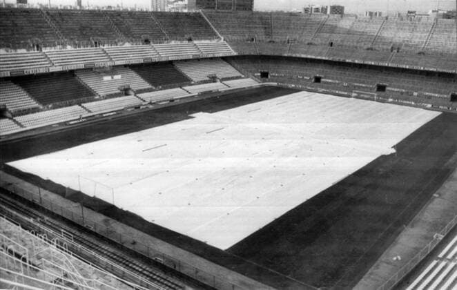 FÚTBOL - ESTADIO RAMON SÁNCHEZ PIZJUAN: Sevilla 17-2-1977.- El terreno de juego se encuentra cubierto de plástico, para que las heladas y el mal tiempo no perjudiquen la hierba nueva sembrada en el césped del campo del Sevilla F.C. EFE ma !ACHTUNG: NUR REDAKTIONELLE NUTZUNG!
