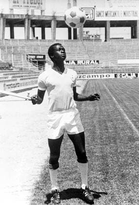 FÚTBOL - FICHAJES SEVILLA FC: Sevilla, 29-6-1973.- El nuevo delantero centro del Sevilla FC., el gambiano Alhaji Momodo Njie, más conocido como Biri-Biri , realiza unos ejercicios con el balón durante su presentación en el sevillano estadio Ramón Sánchez Pizjuán . Efe ct !ACHTUNG: NUR REDAKTIONELLE NUTZUNG!