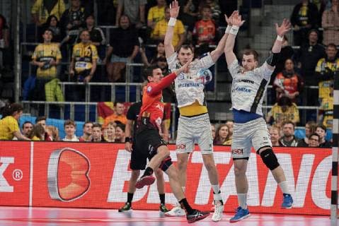 v.li.: Andre Schmid (Andy Schmid, RNL, 2), Krzysztof Lijewski (Kielce, 19), Artsem Karalek (Kielce, 50), Aktion, Action, Spielszene, Handball, Champions League, Rhein-Neckar Löwen - PGE Vive Kielce,