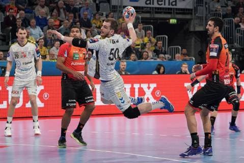 v.li.: Krzysztof Lijewski (Kielce, 19), Mads Mensah Larsen (RNL, 22), Artsem Karalek (Kielce, 50) am Ball, Ilija Abutovic (RNL, 20), beim Sprungwurf, Wurf, Torwurf, Action, Aktion, Spielszene, Handball, Champions League, Rhein-Neckar Löwen - PGE Vive Kielce,