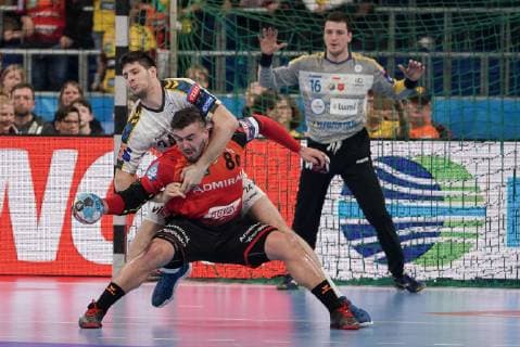 Sport Bilder des Tages v.li.: Marko Mamic (Kielce, 24), Jannik Kohlbacher (RNL, 80), Filip Ivic (Torwart, Kielce, 16), Zweikampf, Spielszene, Duell, duel, tackle, tackling, Dynamik, Action, Aktion, Handball, Champions League, Rhein-Neckar Löwen - PGE Vive Kielce,