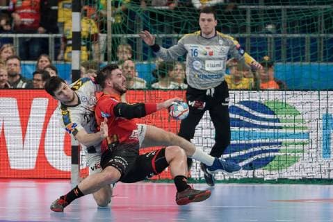 v.li.: Marko Mamic (Kielce, 24), Jannik Kohlbacher (RNL, 80), Filip Ivic (Torwart, Kielce, 16), Zweikampf, Spielszene, Duell, duel, tackle, tackling, Dynamik, Action, Aktion, Handball, Champions League, Rhein-Neckar Löwen - PGE Vive Kielce,
