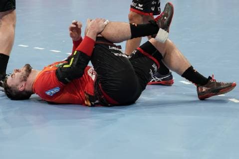 Jannik Kohlbacher (RNL, 80) hält sich das rechte Knie, mit Schmerzen nach einem Foul, racked with pain, verletzt, Verletzung, injured, sporting injury, Action, Aktion, Spielszene, Handball, Champions League, Rhein-Neckar Löwen - PGE Vive Kielce,