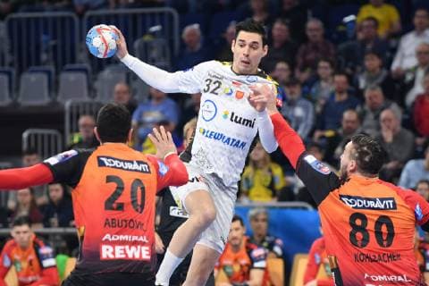 Rhein Neckar Loewen - PGE Vive Kielce Kielce Angel Fernandez Perez gegen Rhein Neckar Loewe Momir Rnic (Nr.20) und rechts Rhein Neckar Loewe Jannik Kohlbacher (Nr.80) beim Spiel in der Champions League, Rhein Neckar Loewen - PGE Vive Kielce. Mannheim. 20.02.19 Handball Champions League Group Phase , Mannheim Baden Wuerttemberg Deutschland SAP Arena