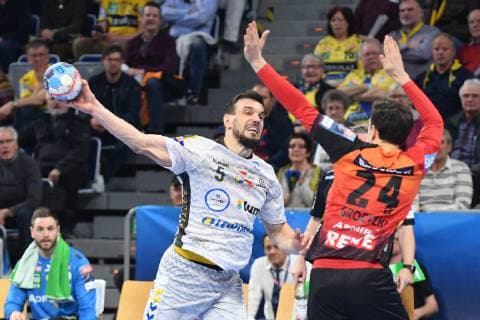 Rhein Neckar Loewen - PGE Vive Kielce Kielce Michal Jurecki gegen Rhein Neckar Loewe Patrick Groetzki (Nr.24) beim Spiel in der Champions League, Rhein Neckar Loewen - PGE Vive Kielce. Mannheim. 20.02.19 Handball Champions League Group Phase , Mannheim Baden Wuerttemberg Deutschland SAP Arena
