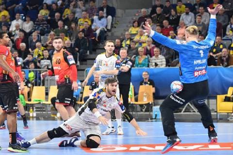Rhein Neckar Loewen - PGE Vive Kielce Kielce Julen Aguinagalde Akizu gegen Rhein Neckar Loewe Mikael Appelgren (Nr.1) beim Spiel in der Champions League, Rhein Neckar Loewen - PGE Vive Kielce. Mannheim. 20.02.19 Handball Champions League Group Phase , Mannheim Baden Wuerttemberg Deutschland SAP Arena