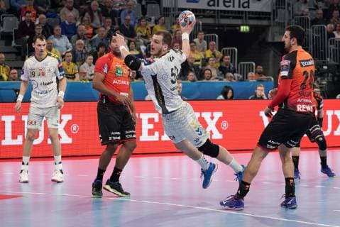 v.li.: Krzysztof Lijewski (Kielce, 19), Mads Mensah Larsen (RNL, 22), Artsem Karalek (Kielce, 50), Ilija Abutovic (RNL, 20), Aktion, Action, Spielszene, Handball, Champions League, Rhein-Neckar Löwen - PGE Vive Kielce,