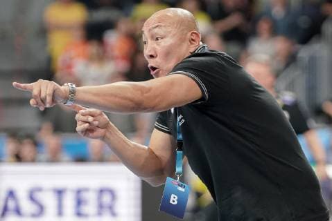 Talant Dujshebaev (Trainer, Cheftrainer, PGE Vive Kielce), gibt Anweisungen, gestikuliert, mit den Armen gestikulieren, gives instructions, gesticulate, Einzelbild, Aktion, Action, Handball, Champions League, Rhein-Neckar Löwen - PGE Vive Kielce,