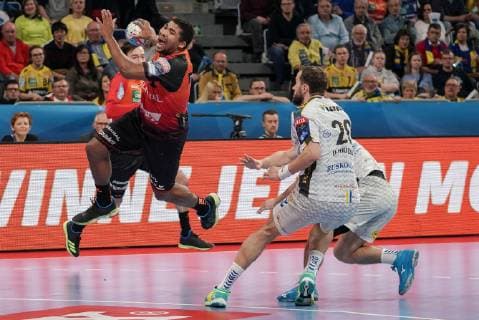 v.li.: Patrick Groetzki (RNL, 24), Mads Mensah Larsen (RNL, 22) am Ball, Mateusz Jachlewski (Kielce, 15), Mariusz Jurkiewicz (Kielce, 20), beim Sprungwurf, Wurf, Torwurf, Action, Aktion, Spielszene, Handball, Champions League, Rhein-Neckar Löwen - PGE Vive Kielce,