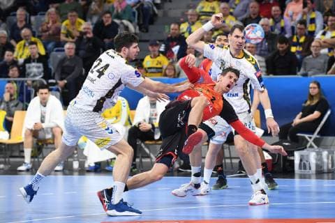 Rhein Neckar Loewen - PGE Vive Kielce Rhein Neckar Loewe Andy Schmid (Nr.2) setzt sich gegen Kielce Marko Mamic und rechts Krzysztof Lijewski beim Spiel in der Champions League, Rhein Neckar Loewen - PGE Vive Kielce. Mannheim. 20.02.19 Handball Champions League Group Phase , Mannheim Baden Wuerttemberg Deutschland SAP Arena