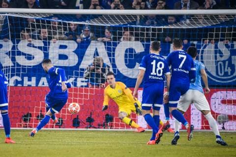 20.02.2019, xkvx, Fußball UEFA Champions League, FC Schalke 04 - Manchester City emspor, v.l. Goal scored, Tor zum 1:1 durch Nabil Bentaleb (S04 - Schalke 04) per Elfmeter (DFL DFB REGULATIONS PROHIBIT ANY USE OF PHOTOGRAPHS as IMAGE SEQUENCES and or QUASI-VIDEO) Gelsenkirchen