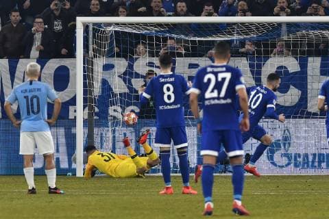 GER, CL, FC Schalke 04 vs Manchester City 20.02.2019, Veltins-Arena, Gelsenkirchen, GER, CL, FC Schalke 04 vs Manchester City, DFL regulations prohibit any use of photographs as image sequences and or quasi-video im Bild Nabil Bentaleb ( 10, FC Schalke 04) macht das Tor zum 2:1 durch Elfmeter