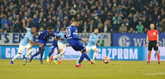 20.02.2019, Fussball UEFA Champions League 2018 2019, Achtelfinale, FC Schalke 04 - Manchester City, in der VELTINS-Arena Gelsenkirchen. Tor zum 2:1 per Foulelfmeter, Torschütze Nabil Bentaleb (Schalke)