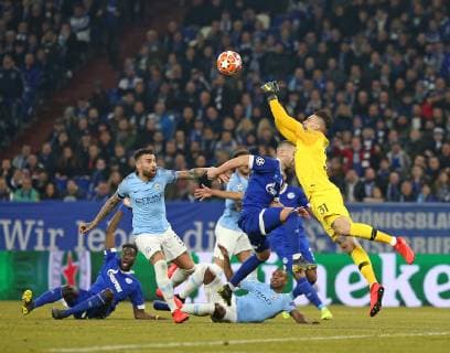 Sport Bilder des Tages 20.02.2019, Fussball UEFA Champions League 2018 2019, Achtelfinale, FC Schalke 04 - Manchester City, in der VELTINS-Arena Gelsenkirchen. (L-R) Nicolas Otamendi (Manchester City) gegen Matija Nastasic (Schalke) und Torwart Ederson (Manchester City)